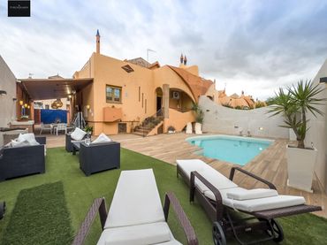 Casa aparellada amb balcó en venda a Calle La Rioja