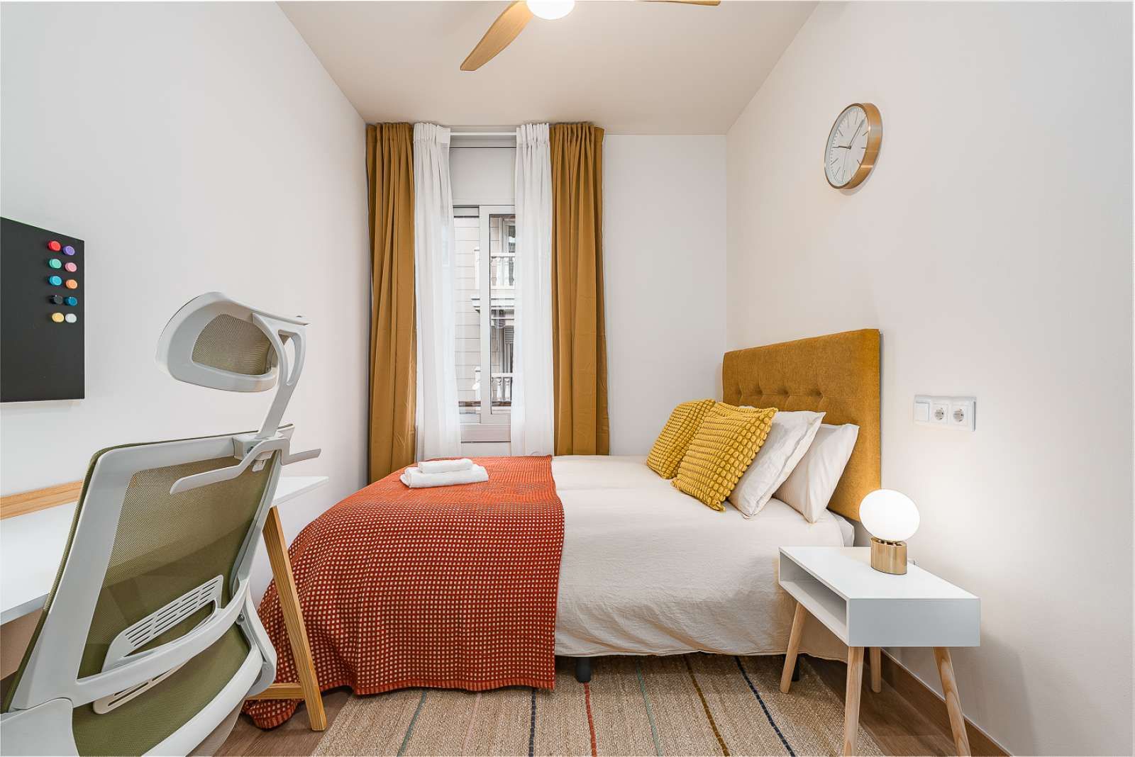 Dormitori de Pis per a compartir en L'Hospitalet de Llobregat amb Aire condicionat, Terrassa i Moblat