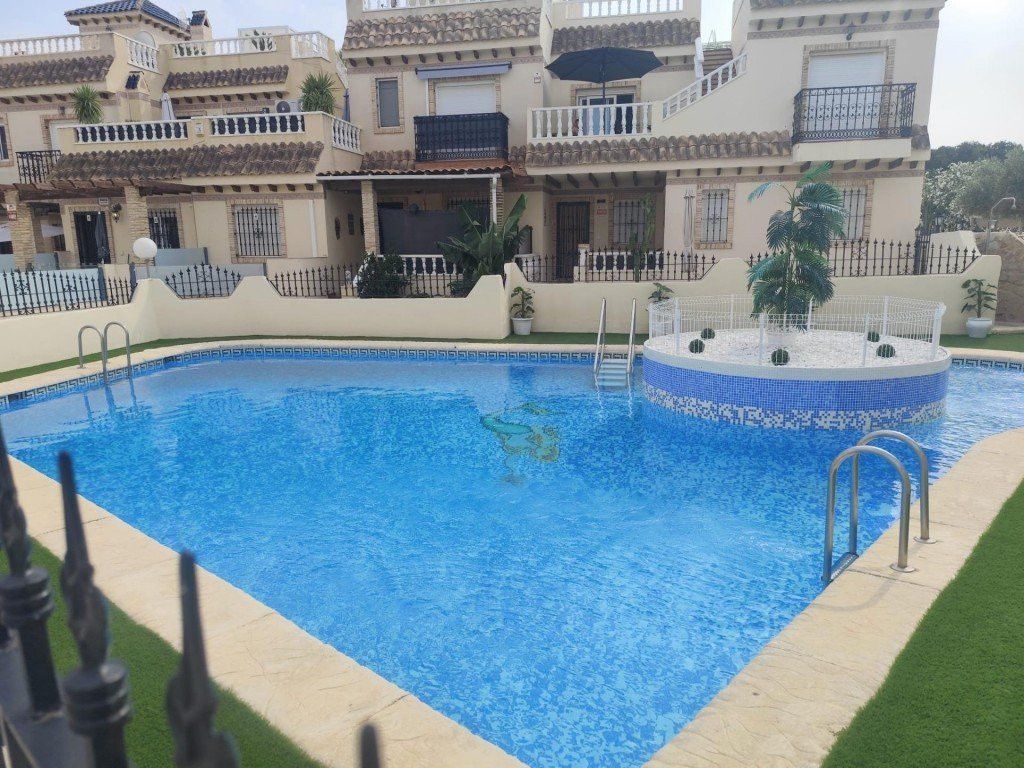 Piscina de Casa adosada en venta en Orihuela