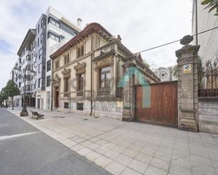 Vista exterior de Casa o xalet en venda en Oviedo  amb Jardí privat, Parquet i Terrassa