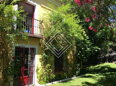 Casa aparellada amb piscina en venda a Urbanización la Virginia