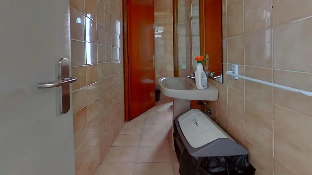Bathroom of Office for rent in Madrid  with Air Conditioner and Heating