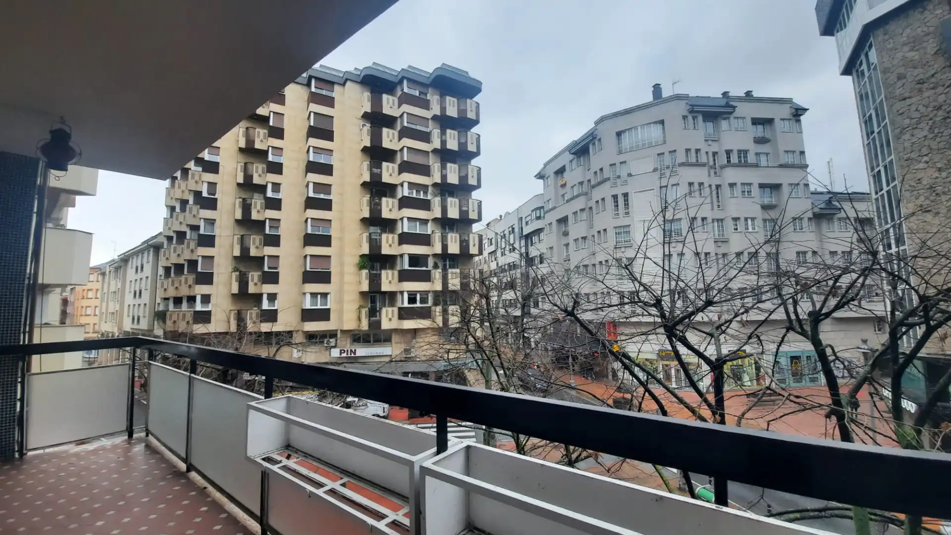 Vista exterior de Pis en venda en Ponferrada amb Calefacció, Parquet i Terrassa