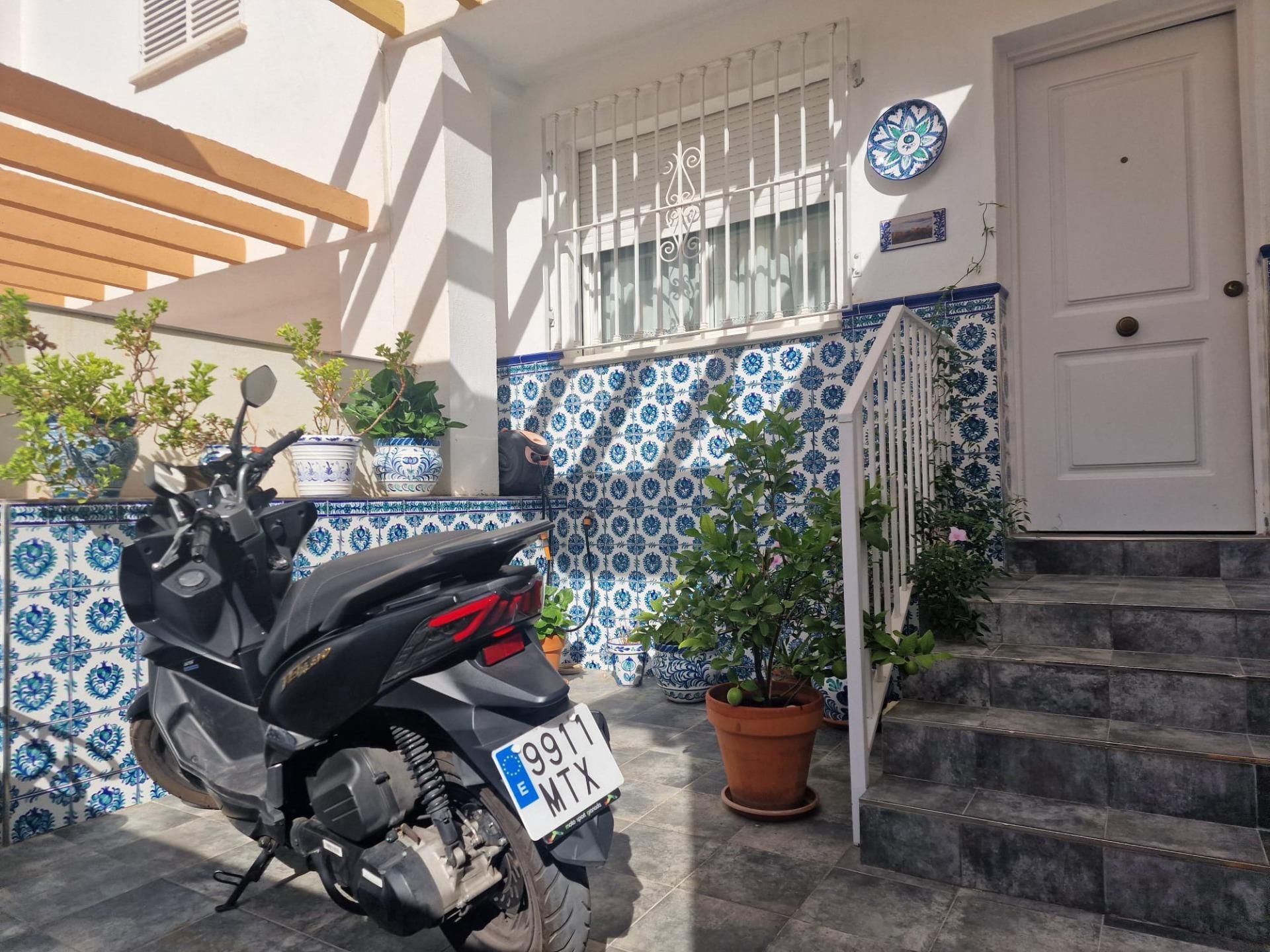 Vista exterior de Casa adosada en venta en  Granada Capital con Aire acondicionado, Calefacción y Jardín privado