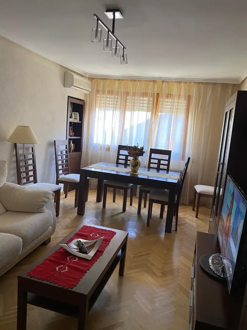 Menjador de Pis de lloguer en Jaca amb Parquet, Terrassa i Moblat