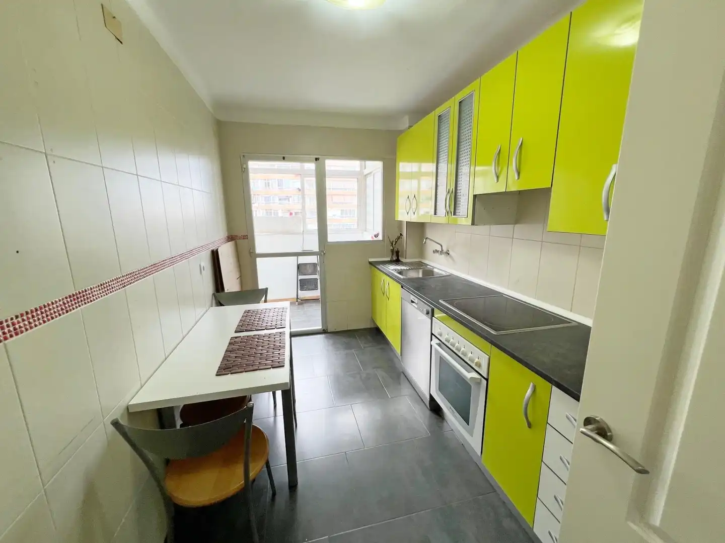 Küche von Wohnung zum Verkauf in Torremolinos mit Klimaanlage, Privatgarten und Terrasse