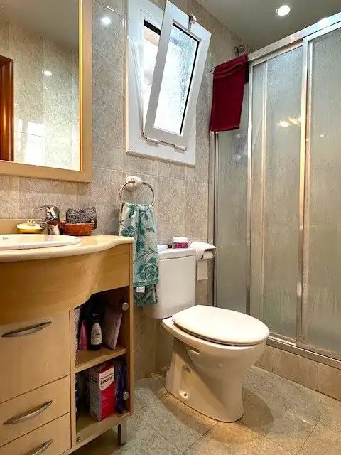 Badezimmer von Einfamilien-Reihenhaus zum Verkauf in Sant Boi de Llobregat mit Klimaanlage, Heizung und Terrasse