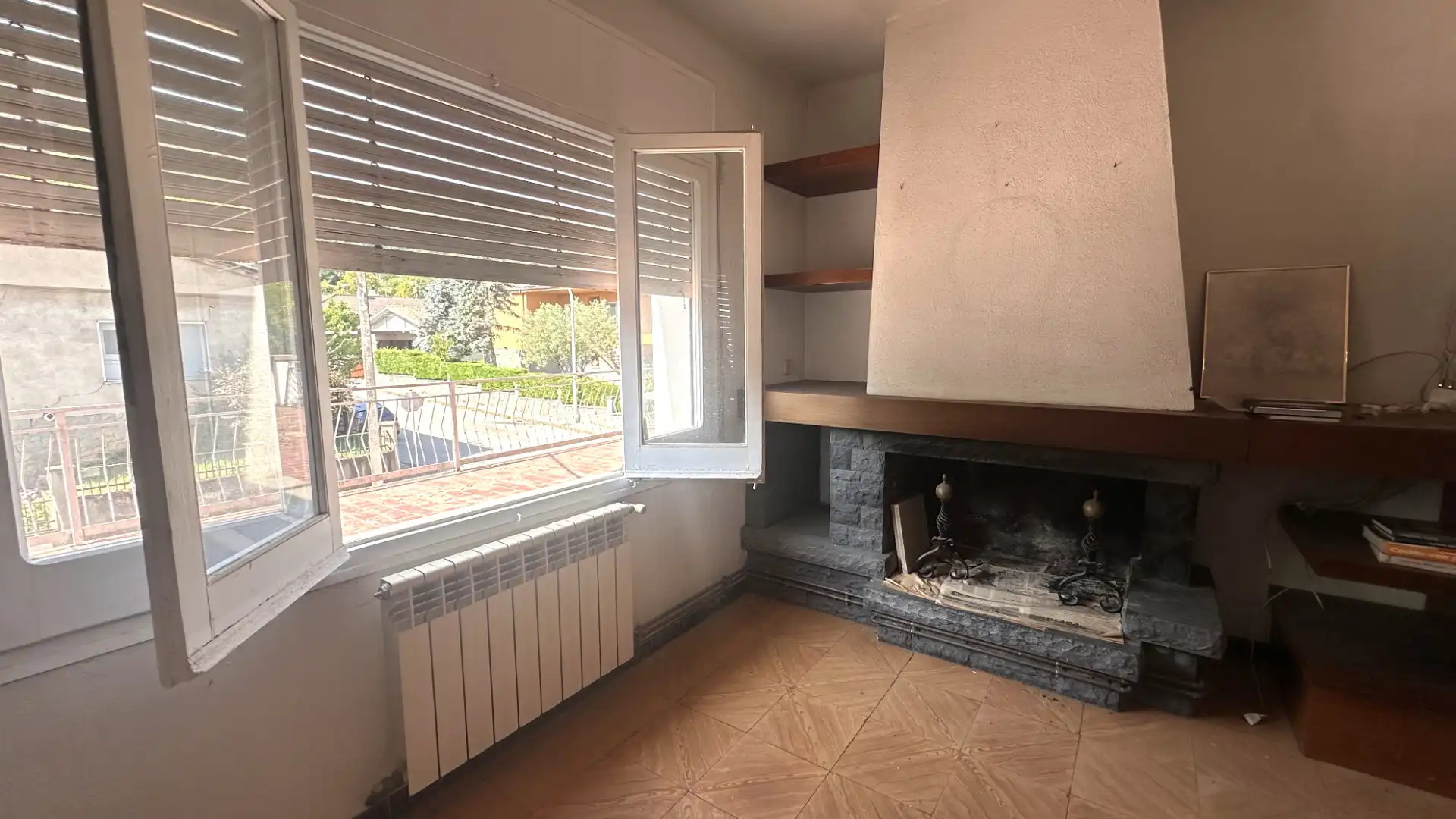 Schlafzimmer von Einfamilien-Reihenhaus zum Verkauf in Sant Joan Les Fonts mit Heizung, Terrasse und Ofen