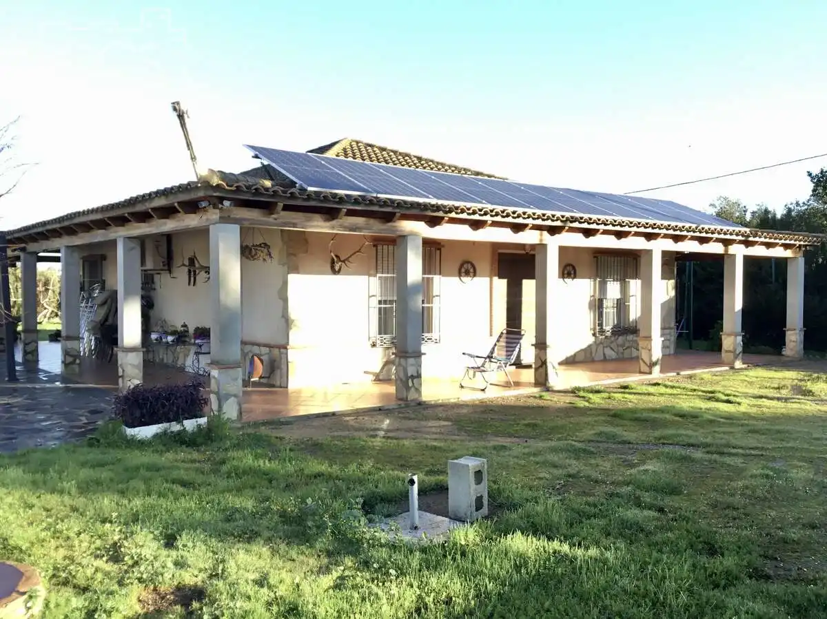 Vista exterior de Casa o xalet en venda en Sevilla amb Aire condicionat, Traster i Piscina
