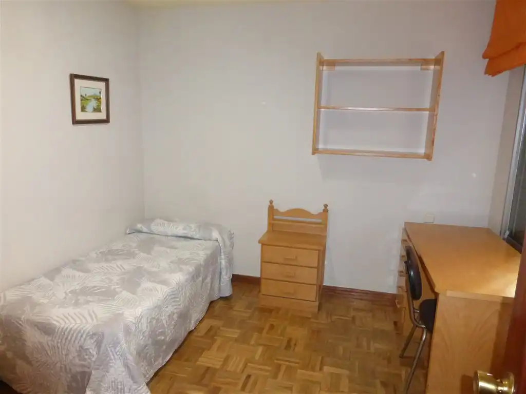 Habitación de Piso de alquiler en  Pamplona / Iruña con Calefacción y Amueblado