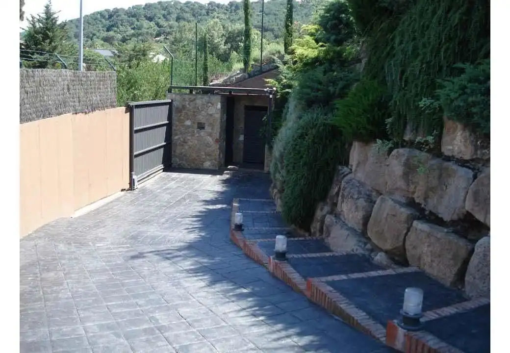 Außenansicht von Haus oder Chalet zum Verkauf in Vallromanes mit Klimaanlage, Heizung und Privatgarten