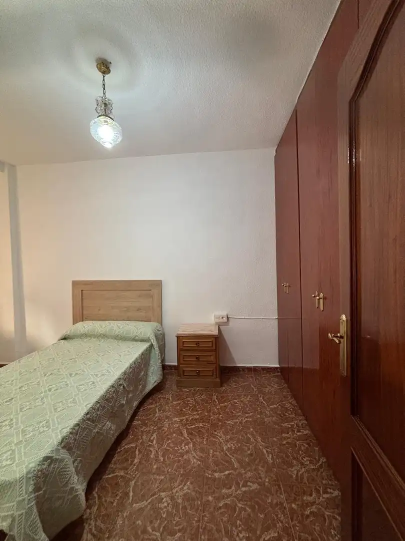 Habitación de Piso de alquiler en Granada con Aire acondicionado y Amueblado