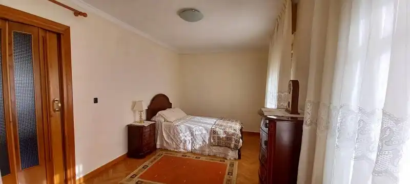 Schlafzimmer von Einfamilien-Reihenhaus zum Verkauf in Oviedo  mit Privatgarten, Möbliert und Ofen