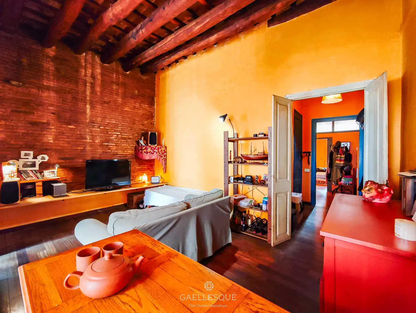 Sala d'estar de Casa adosada en venda en Barcelona amb Calefacció, Jardí privat i Terrassa