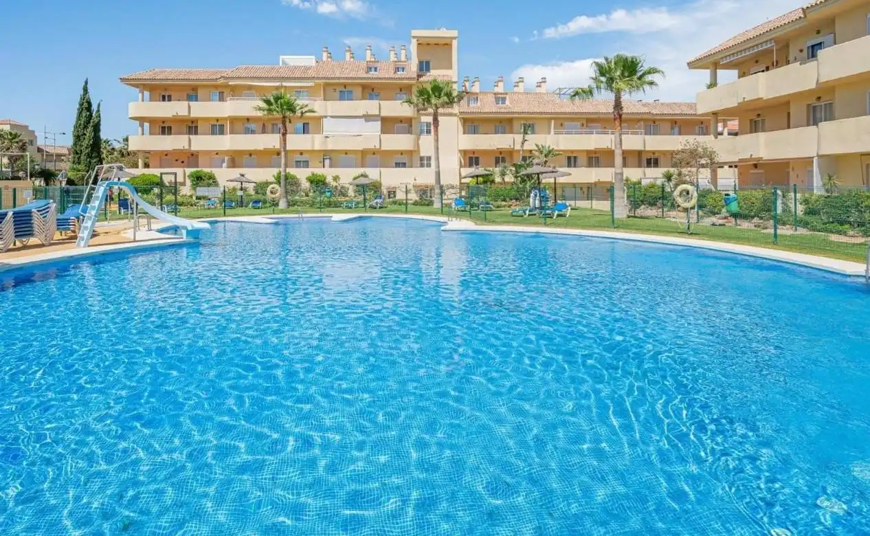 Piscina de Apartament en venda en Manilva amb Aire condicionat, Terrassa i Traster
