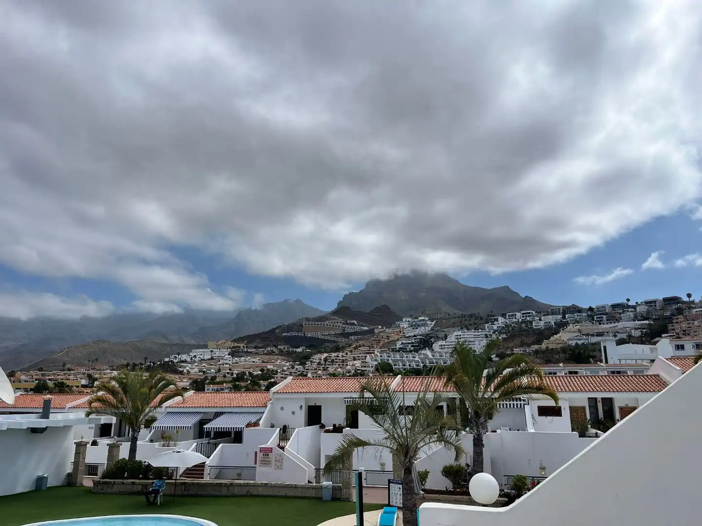 Vista exterior de Apartament en venda en Adeje amb Terrassa, Moblat i Balcó