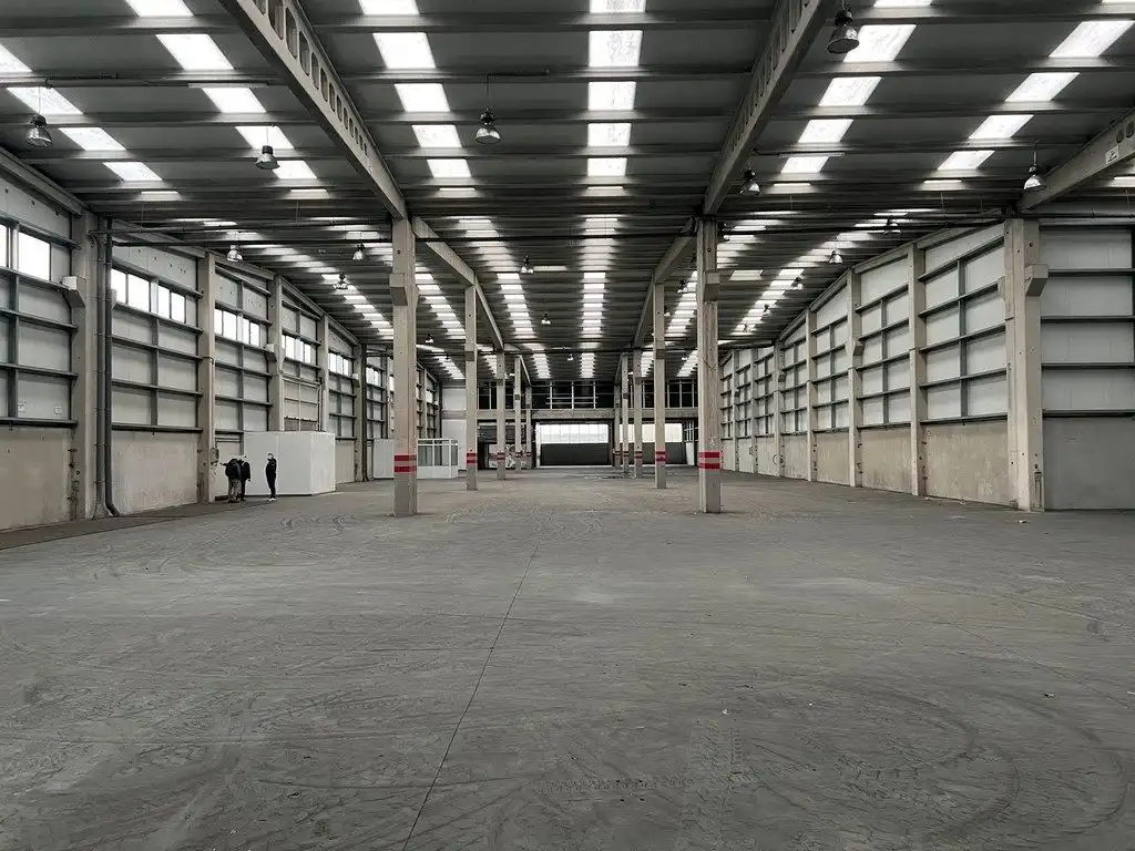 Industrial building to rent in Almeiras