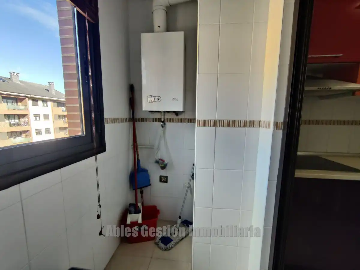 Baño de Piso de alquiler en Oviedo  con Calefacción y Terraza