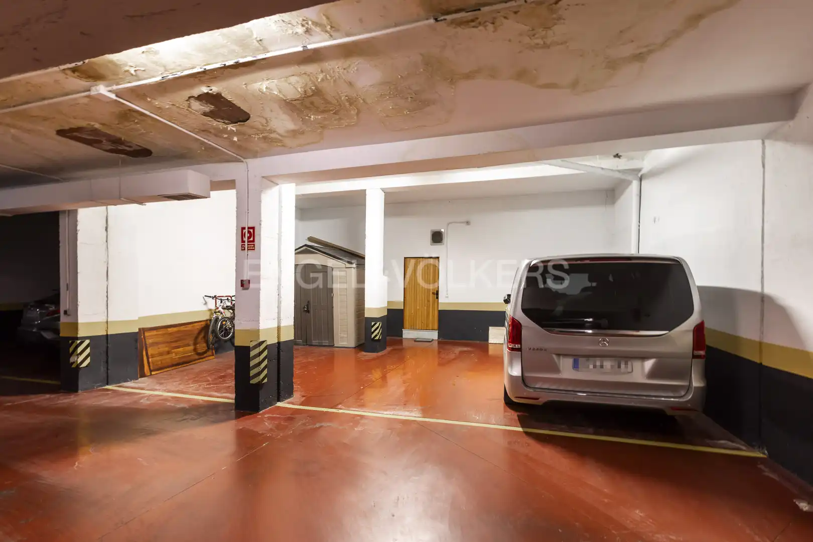 Parking de Casa o chalet en venta en Madrid con Aire acondicionado, Calefacción y Jardín privado