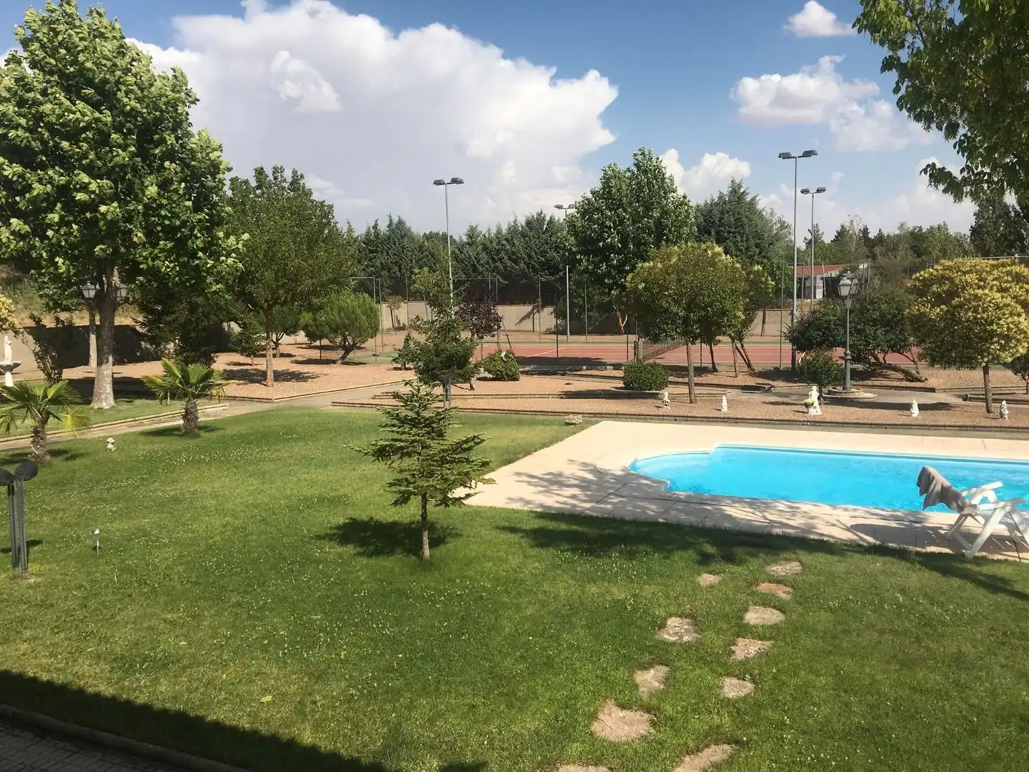 Piscina de Casa o xalet en venda en Calzada de Valdunciel amb Jardí privat, Terrassa i Traster