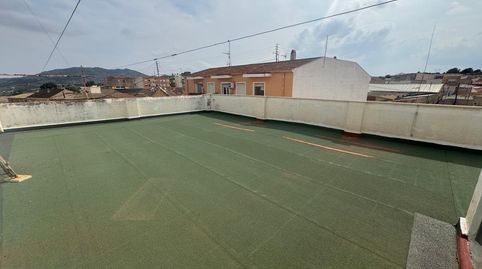 Edificio de dos apartamentos con terraza y garaje