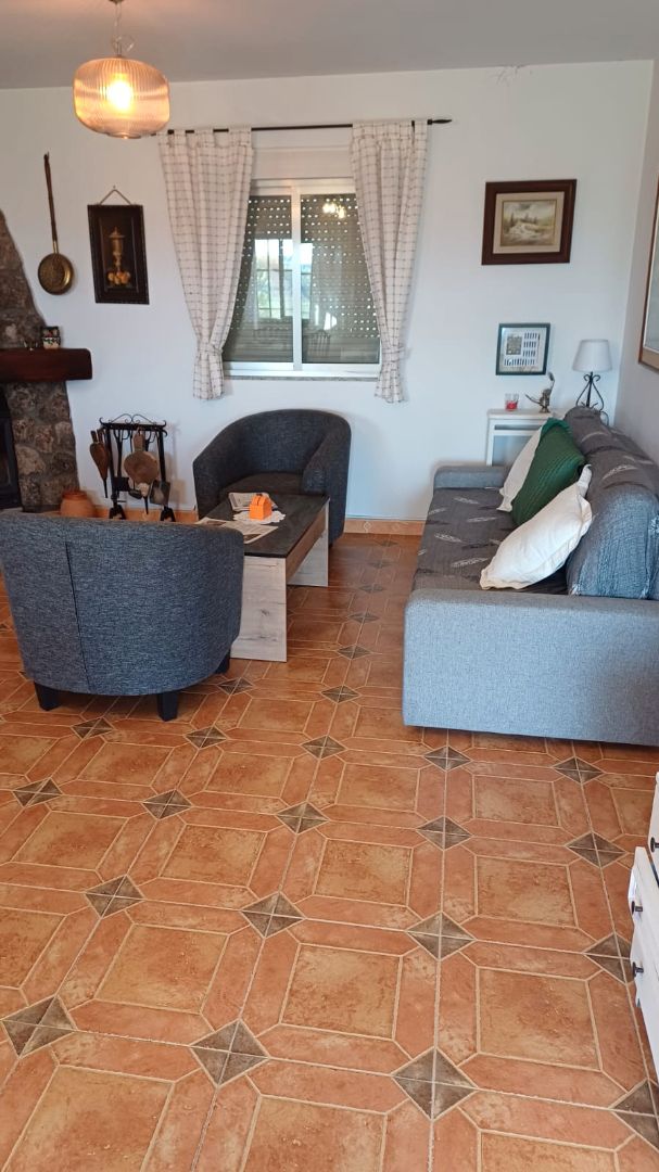 Sala d'estar de Casa o xalet en venda en Almenara de Tormes amb Jardí privat, Piscina i Moblat