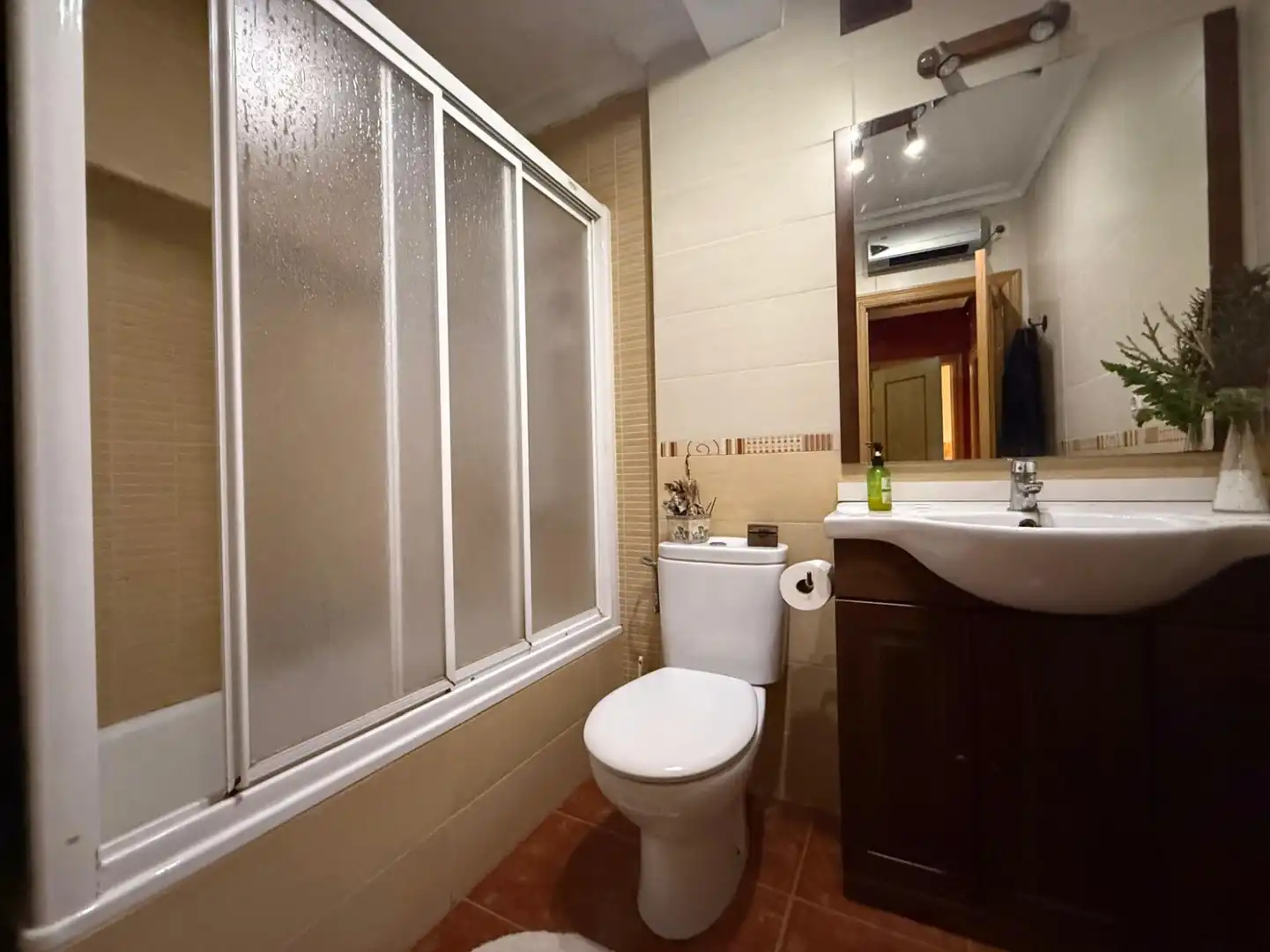 Badezimmer von Wohnung zum Verkauf in Castrillón mit Heizung, Privatgarten und Terrasse