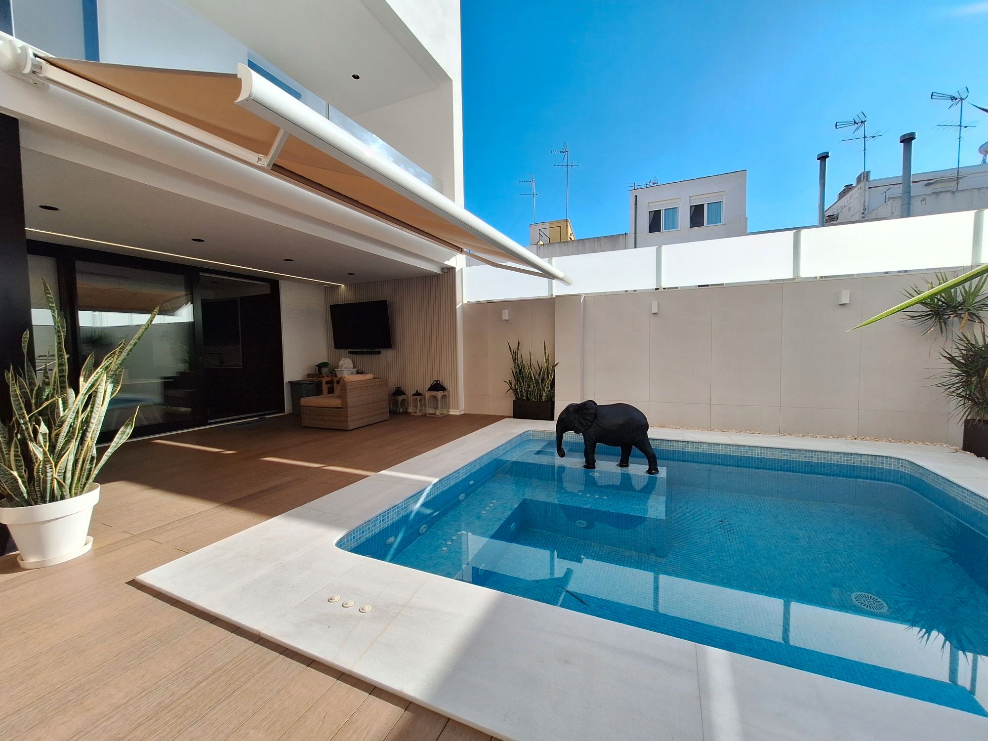 Piscina de Casa adosada en venda en Algemesí amb Aire condicionat, Calefacció i Jardí privat