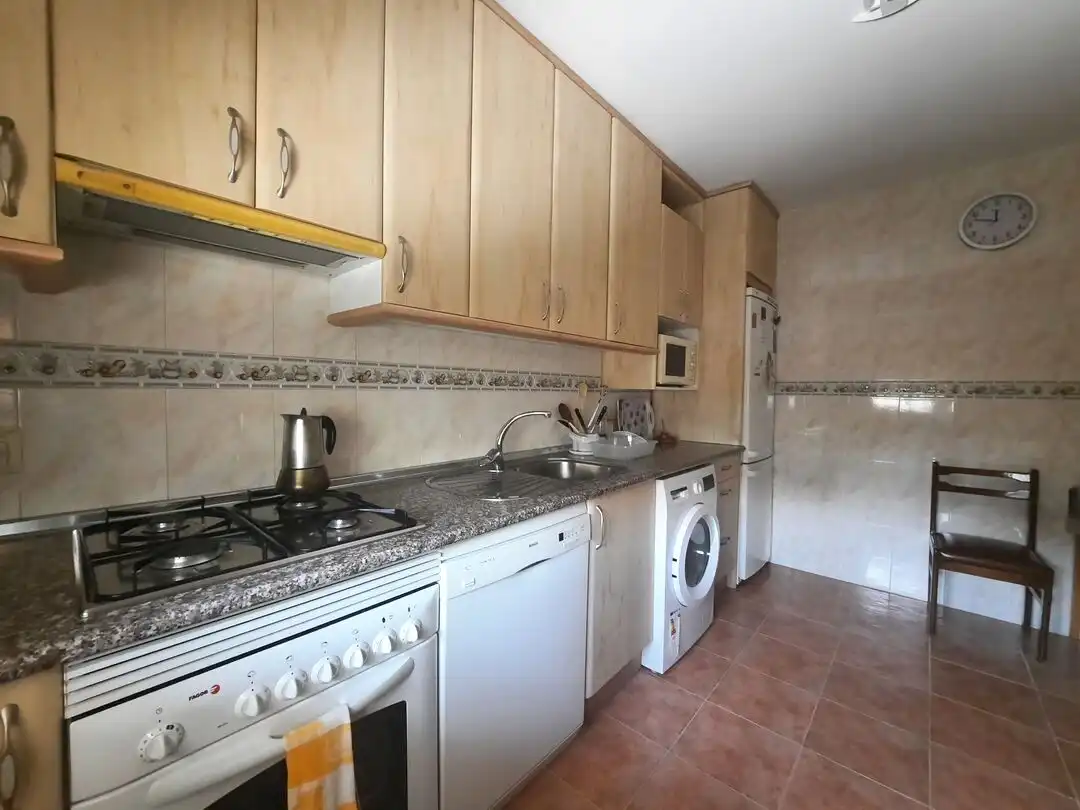 Cocina de Casa adosada en venta en Escalona con Aire acondicionado, Calefacción y Jardín privado