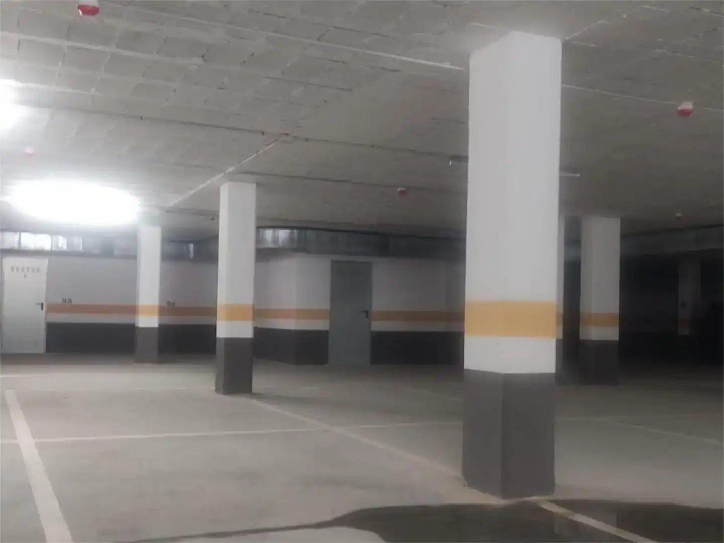 Parkplatz von Garage zur Miete in Cee