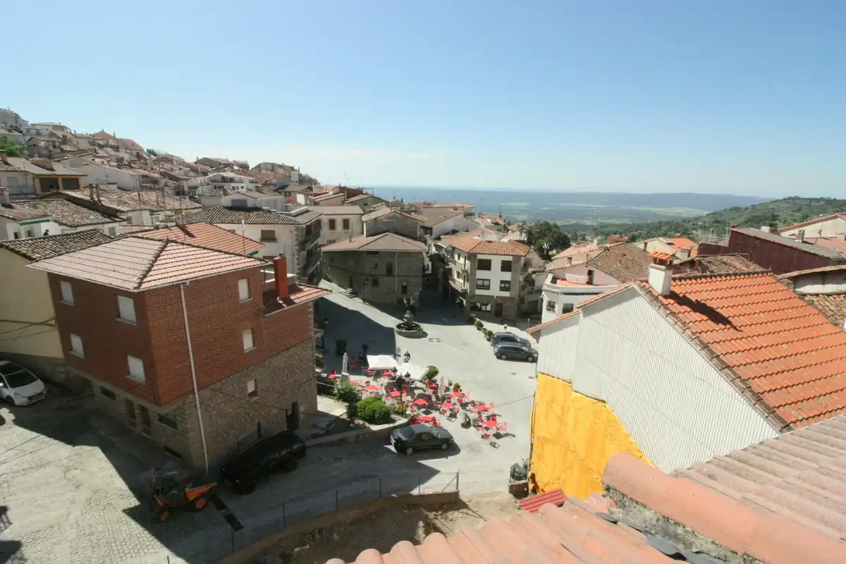 Vista exterior de Casa o xalet en venda en Pedro Bernardo amb Calefacció, Terrassa i Moblat