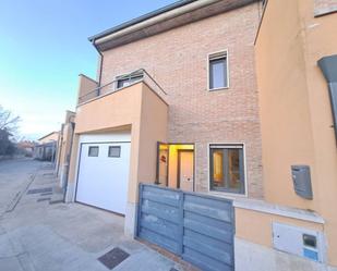 Vista exterior de Casa adosada en venda en Arcos amb Aire condicionat, Calefacció i Jardí privat