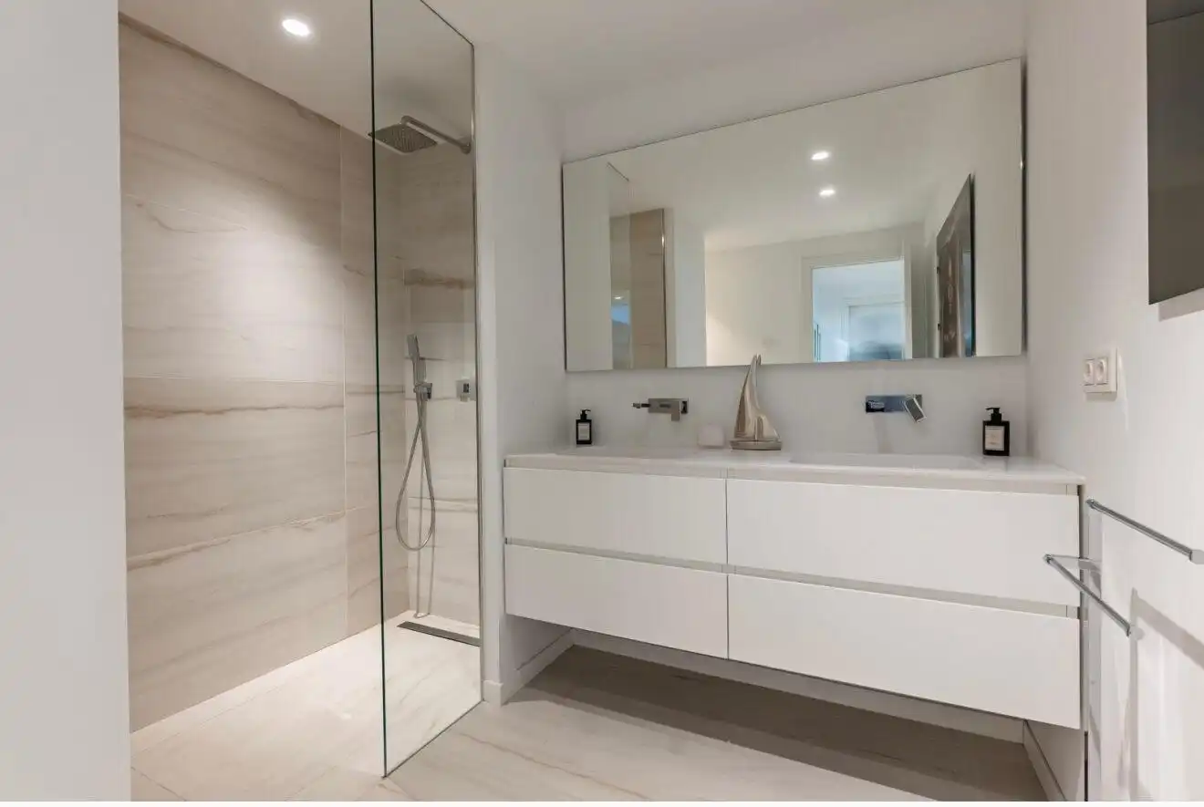 Bany de Casa o xalet de lloguer en Marbella amb Aire condicionat, Jardí privat i Terrassa