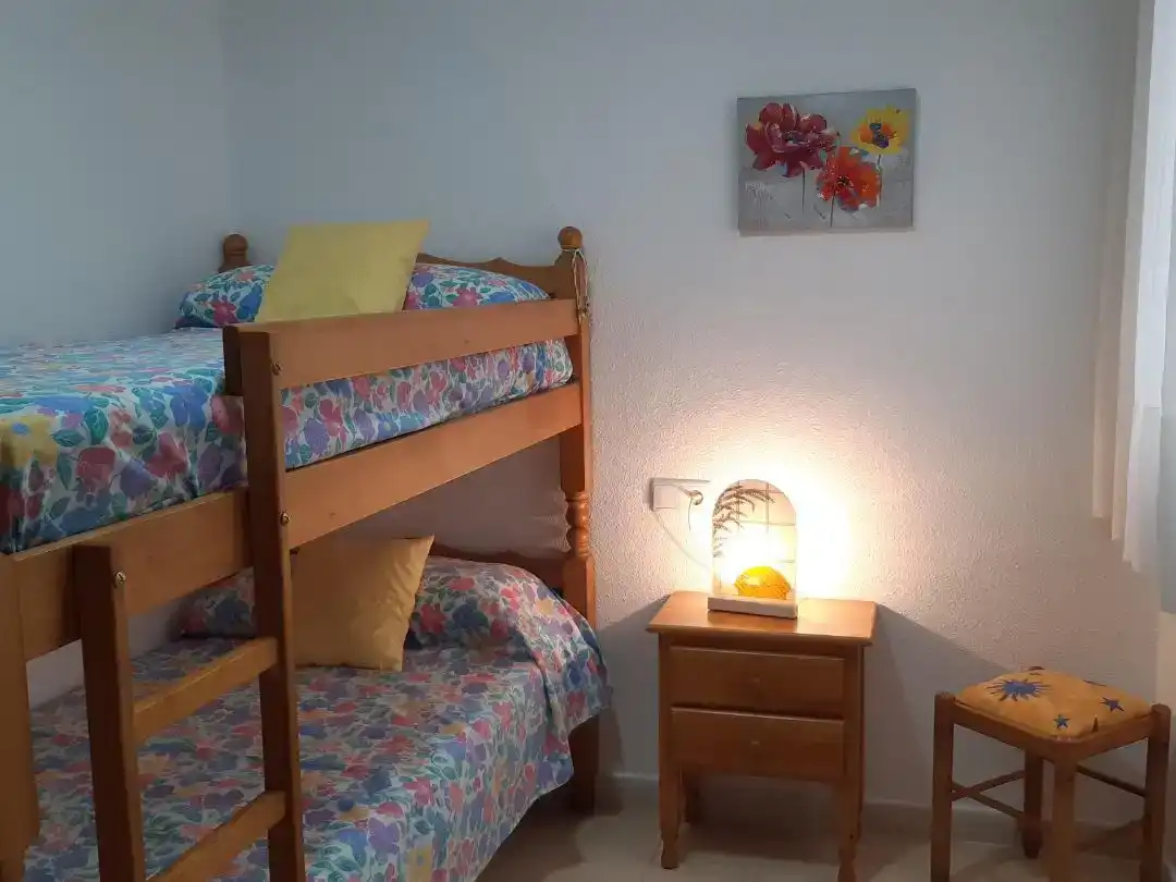 Schlafzimmer von Wohnungen zur Miete in Guardamar del Segura mit Klimaanlage und Balkon