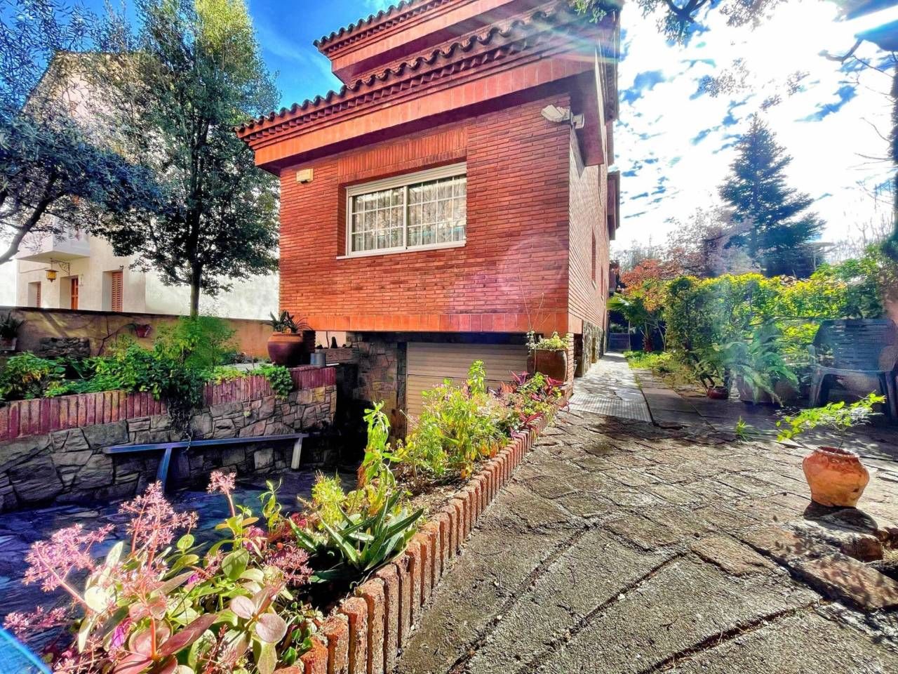 Vista exterior de Casa o xalet en venda en Cerdanyola del Vallès amb Calefacció, Jardí privat i Terrassa