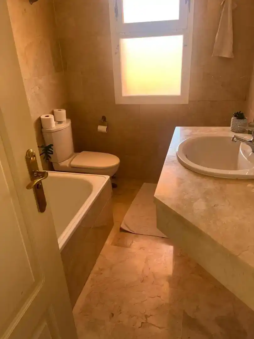 Baño de Piso de alquiler en Mijas con Aire acondicionado, Jardín privado y Piscina