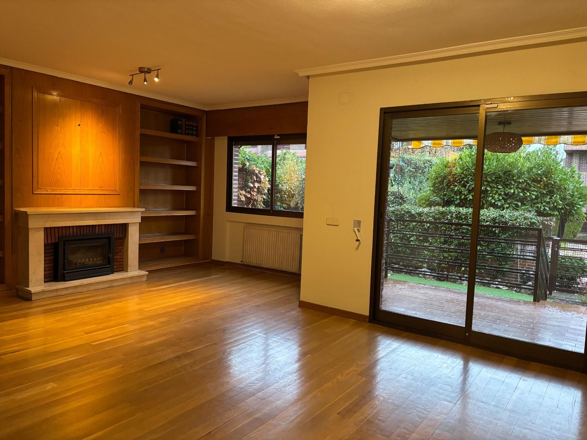 Living room of Single-family semi-detached to rent in Pozuelo de Alarcón  with Air Conditioner, Heating and Private garden