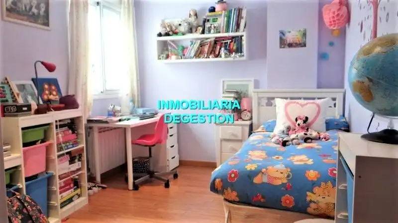 Schlafzimmer von Dachboden zum Verkauf in Linares mit Klimaanlage, Heizung und Privatgarten