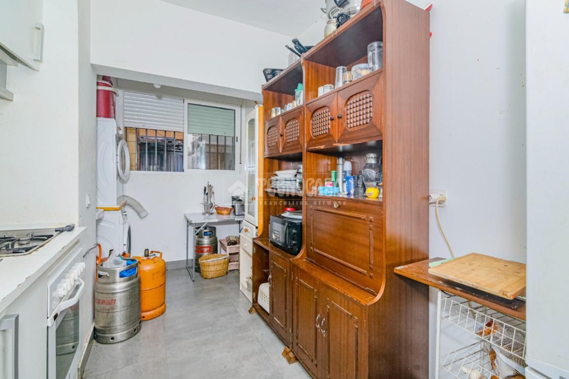 Kitchen of Flat for sale in  Granada Capital