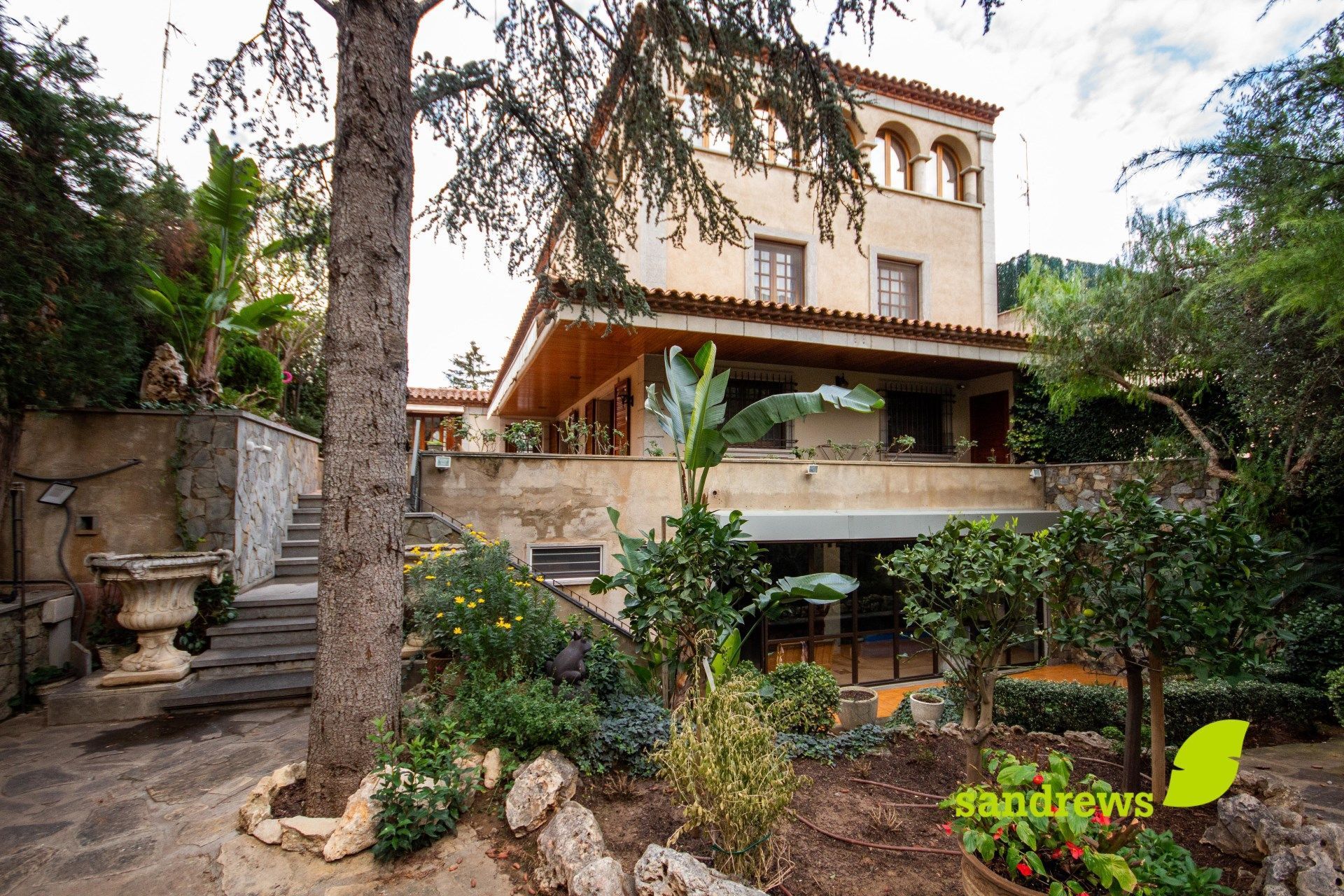Exterior view of Single-family semi-detached for sale in Figueres  with Air Conditioner, Heating and Private garden