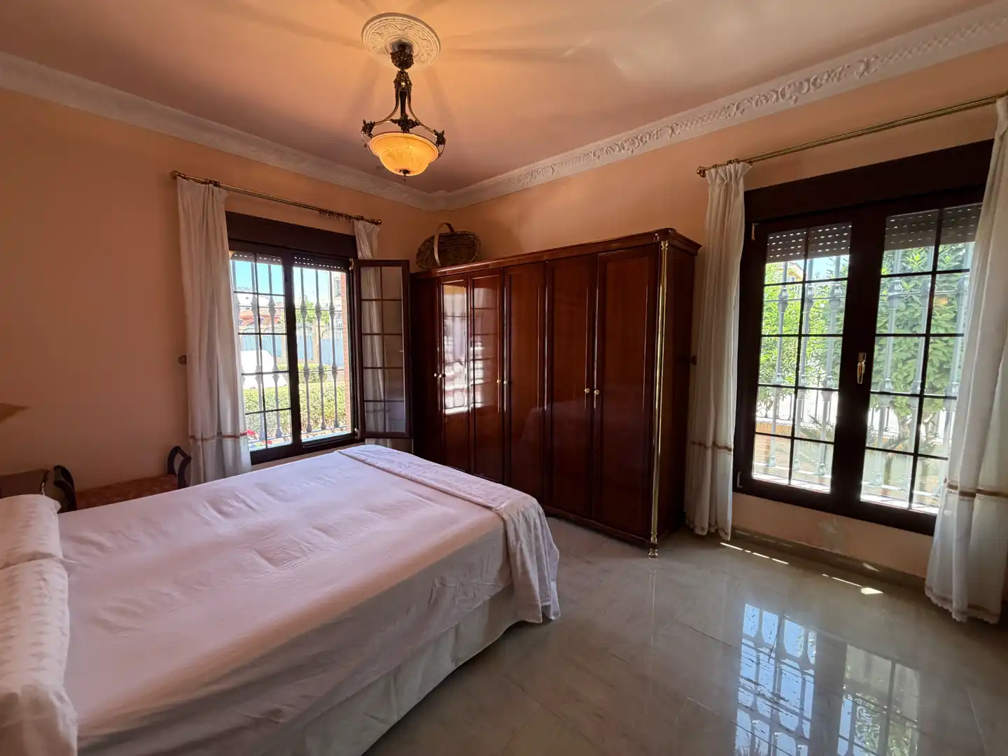 Dormitori de Casa o xalet en venda en Bormujos amb Aire condicionat, Jardí privat i Terrassa