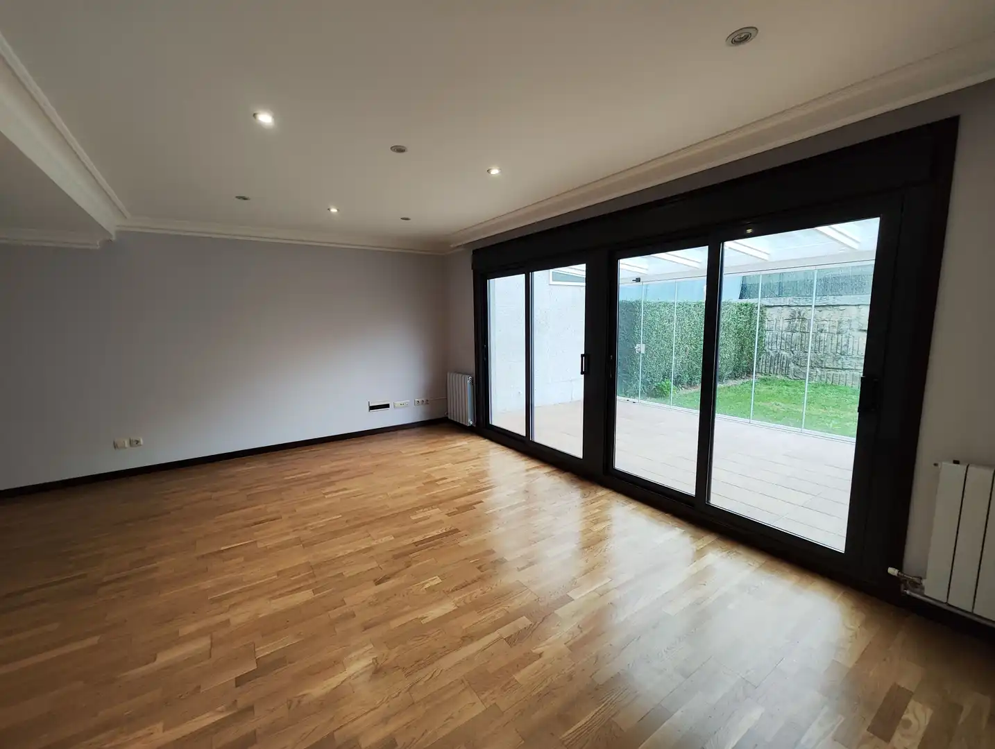 Casa adosada en venta en Vigo  con Jardín privado, Parquet y Terraza