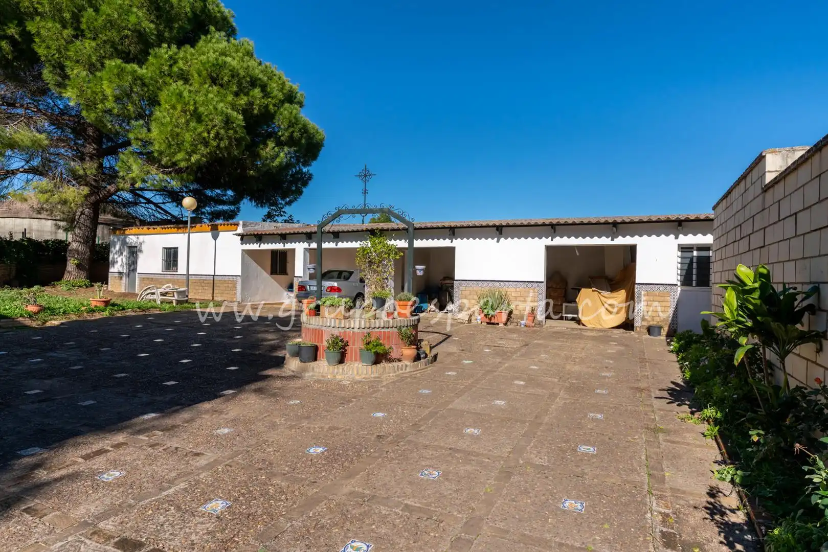 Vista exterior de Casa o xalet en venda en Espartinas amb Aire condicionat, Jardí privat i Terrassa