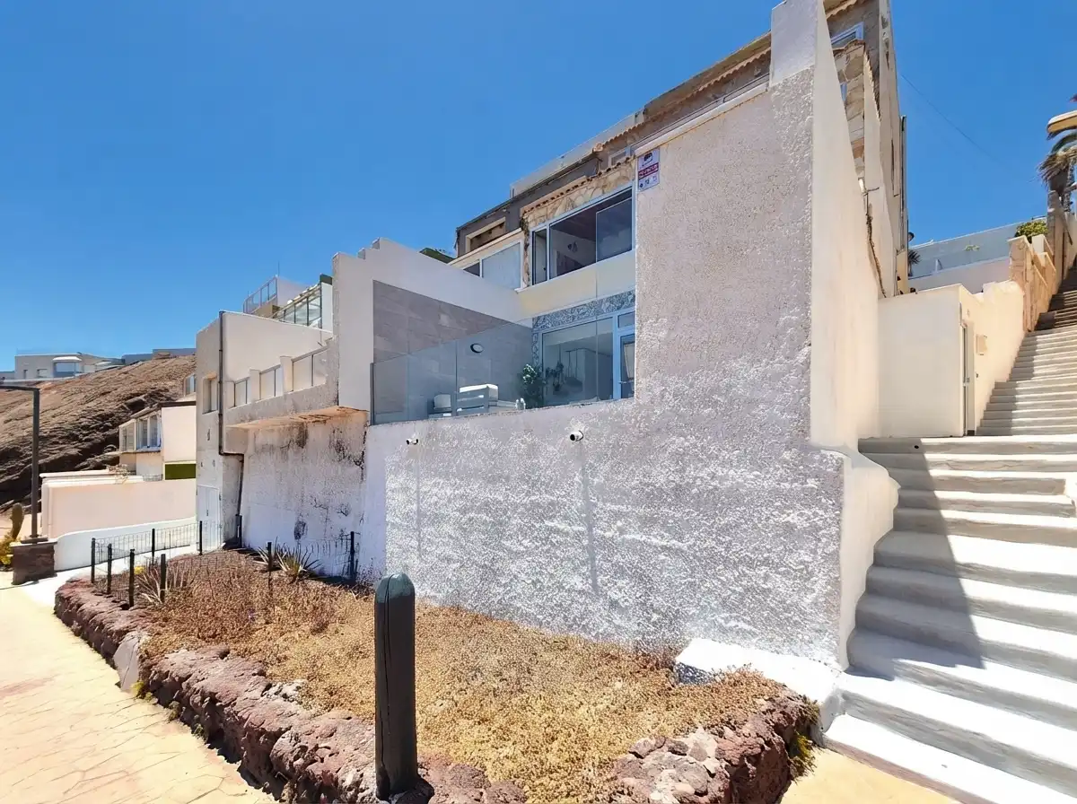 Vista exterior de Casa adosada en venda en Telde amb Terrassa i Traster