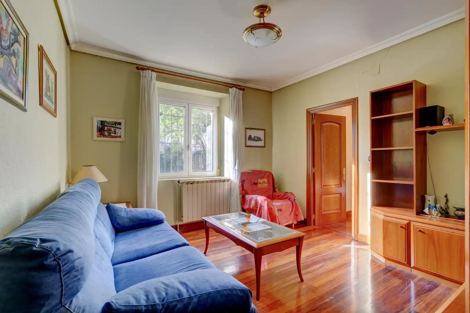 Sala d'estar de Pis en venda en Donostia - San Sebastián  amb Calefacció i Jardí privat