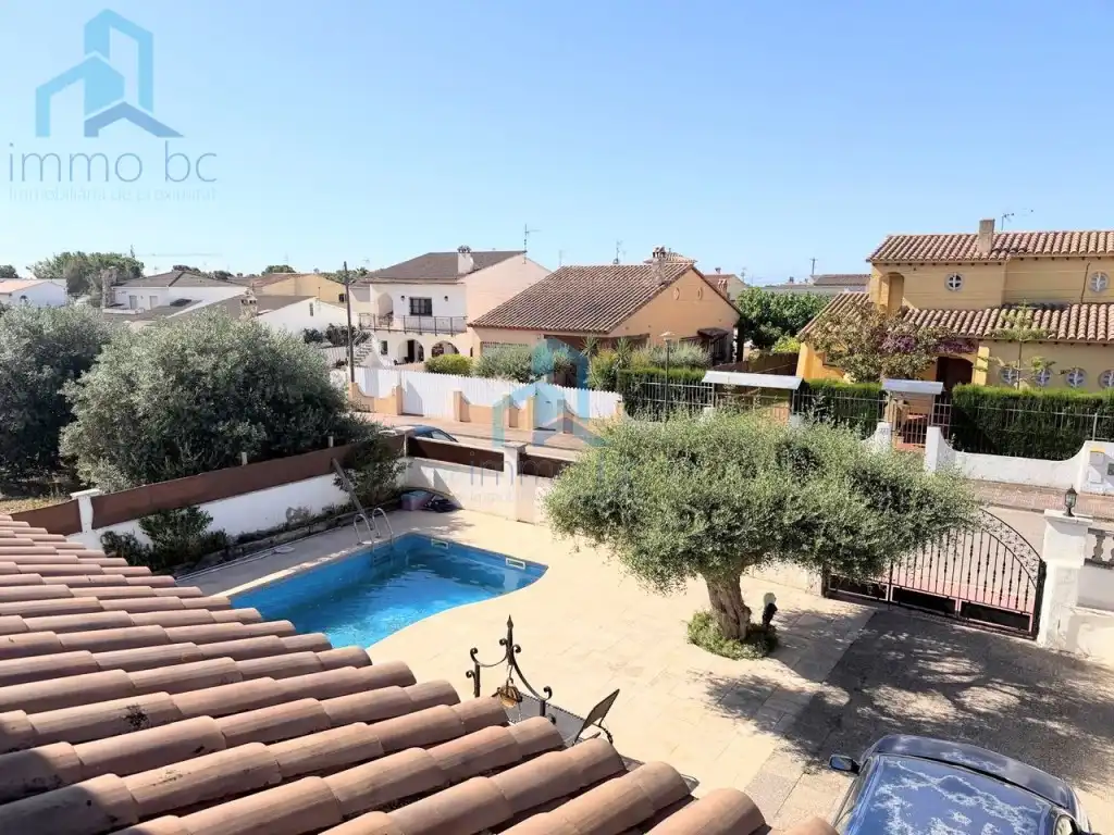 Swimming pool of Detached homes for sale in Creixell