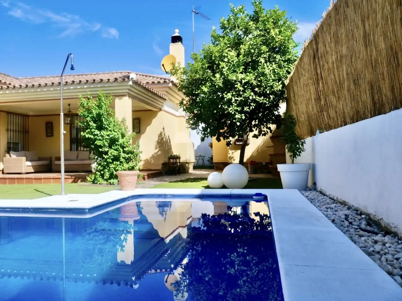 Vista exterior de Casa o xalet en venda en Montequinto amb Aire condicionat, Jardí privat i Terrassa