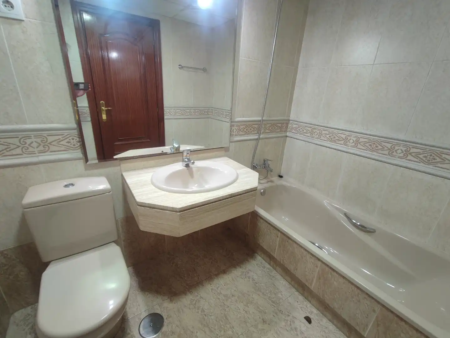 Baño de Piso en venta en Madrid con Calefacción, Terraza y Horno