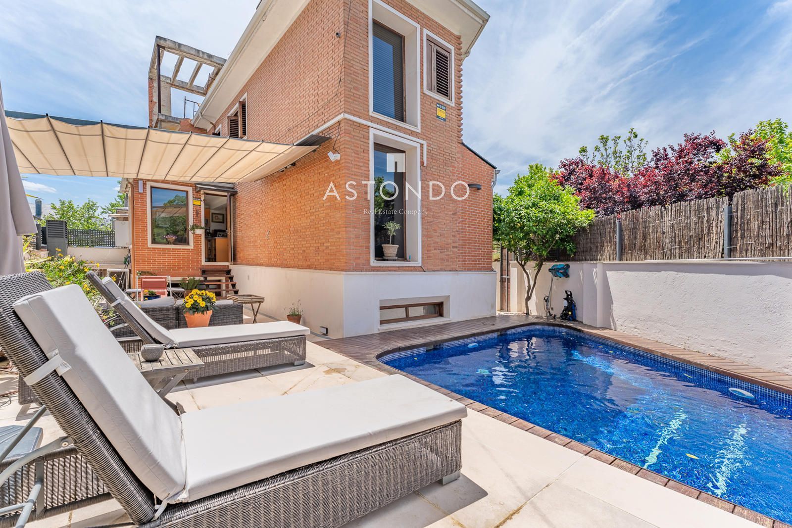 Exterior view of Single-family semi-detached for sale in  Madrid Capital  with Air Conditioner, Heating and Storage room