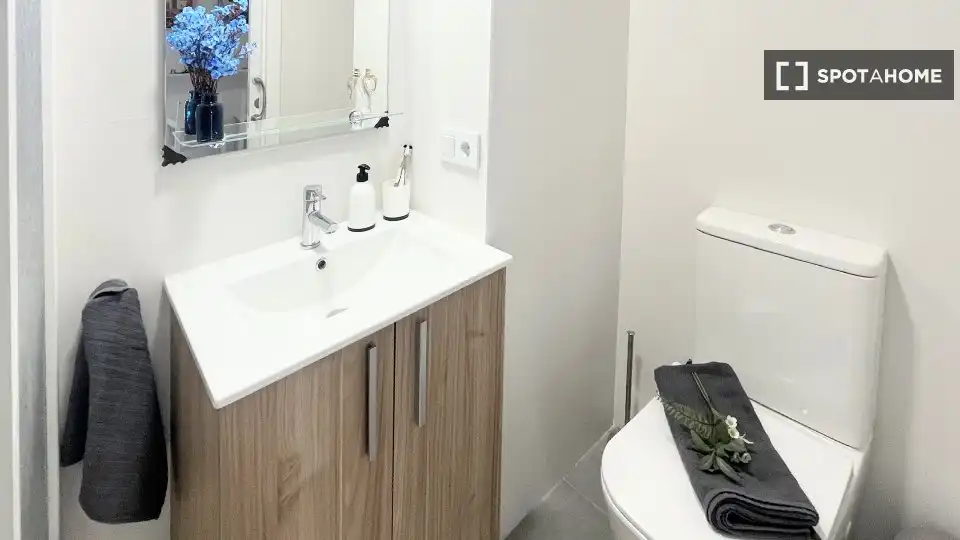 Badezimmer von Wohnung zur untervermieten in Burjassot mit Klimaanlage, Terrasse und Möbliert